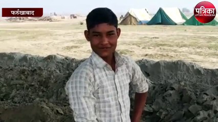 मेला रामनगरिया में शौचालय के लिए नाबालिगों से खुदवाए जा रहे गड्डे