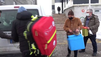 3 Metre Karda Yürüyerek Köye Ulaşıp Aşı Yaptılar