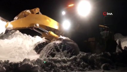 Refahiye’de 1 metreyi aşan karda ekiplerin yol açma çalışması
