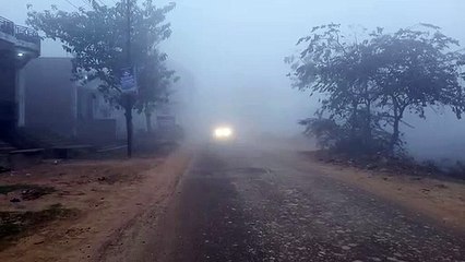 कड़ाके की ठंड और कोहरे के चलते लोगों का हाल बेहाल