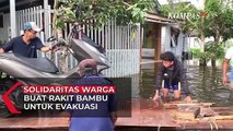 Terendam Banjir, Warga Bangun Rakit Bambu untuk Evakuasi Kendaraan Motor