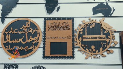 مصري يبدع تصاميم معاصرة بلمسة تراثية باستخدام جهاز ليزر