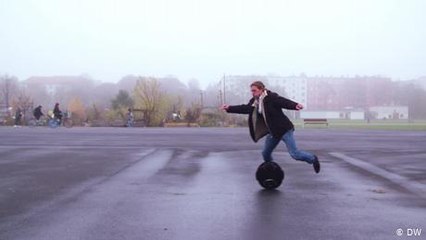 Balanceakt auf dem elektrischen Einrad