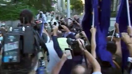 Trump perdoa homem que há dois meses sugeriu decapitar diretor do FBI