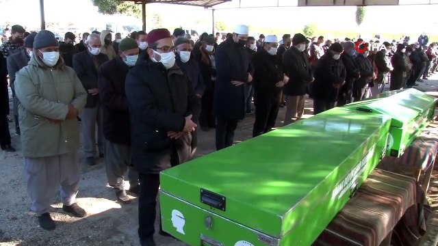 Nişan Yemeğinden Dönerken Kazada Ölen Aileden 5 Kişi Gözyaşları Arasında Toprağa Verildi