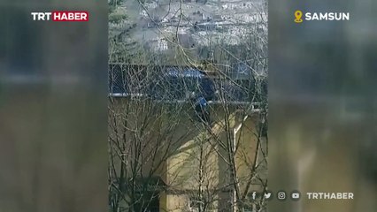 Babası çatıdaki kediyi kurtardı, küçük çocuk dua etti