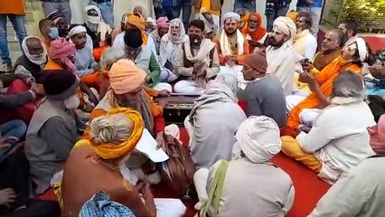 कब्जों को लेकर साधु सन्तों ने जिलाधिकारी कार्यालय पर रामधुन के साथ किया धरना प्रदर्शन