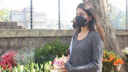 Rhea Chakraborty buys flowers ahead of Sushant's Birth Anniversary | FilmiBeat