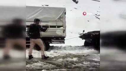 Karda mahsur kalan araçların yardımına zırhlı araçlar yetişti