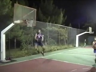 Video herunterladen: i am a 5'7 basketball dunker - Το μεγαλυτερο αλμα στην Ελλαδα - καρφωματα στο μπασκετ - basketball slam dunks in Greece