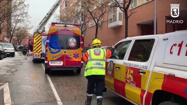 Un herido grave y 7 leves intoxicados en incendio en un piso de Villaverde