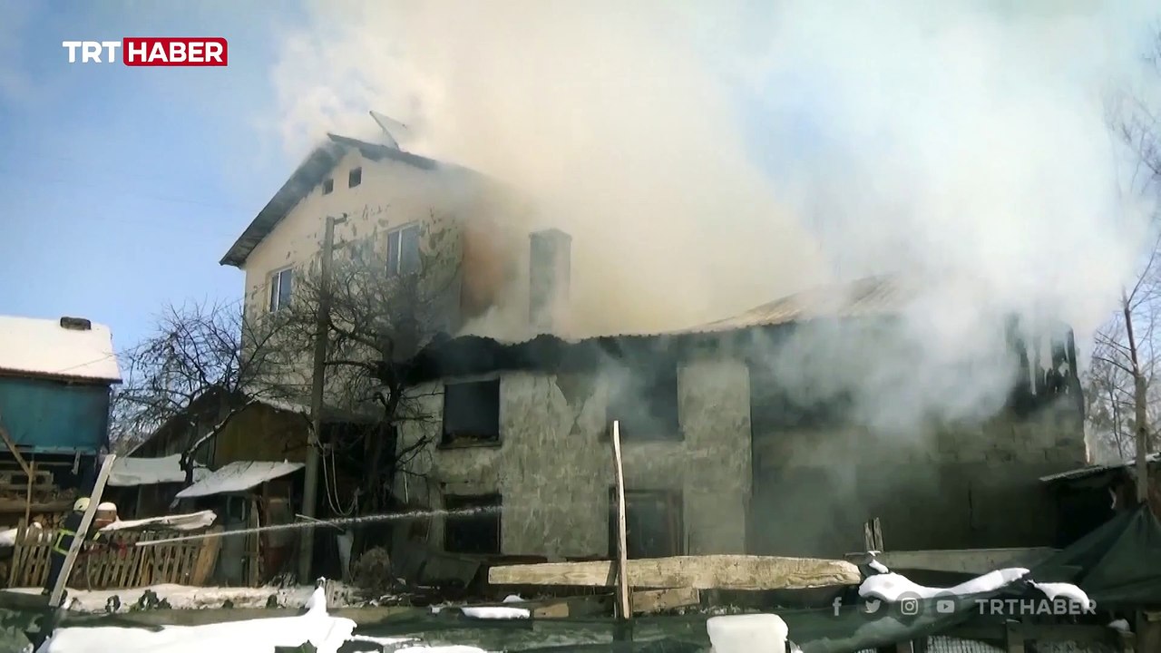 Alevlerin arasında kalan kediyi itfaiye ekipleri kurtardı