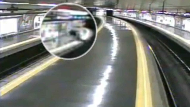 El agente Santiago corriendo para salvar a un joven de ser arrollado por el Metro de Madrid.