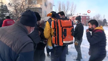 Yaşlı çift son anda kurtarıldı; ekipler evden çıkarttıkları kedi için zamanla yarıştı