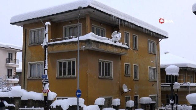 Bartın'da yaklaşık 1 metreyi bulan buz sarkıtları korkutuyor