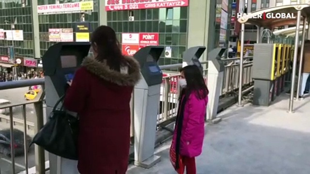 İstanbul'da duraklarda HES kodu yoğunluğu