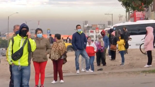 Adultos mayores se exponen a largas filas en Bogotá para recibir ayuda económica