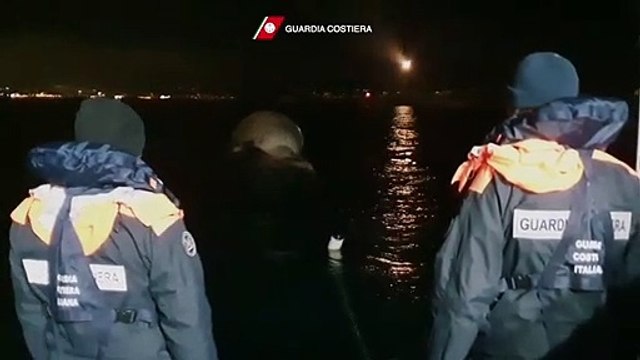 Sorrento (NA) - Balenottera morta condotta a Napoli per autopsia (20.01.21)