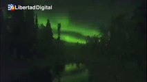 La magia de las auroras boreales sobre lo bosques nevados de Laponia