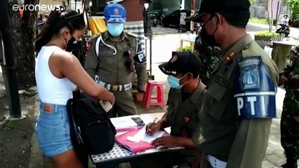 شاهد: عقوبة "غريبة" تنتظر الأجانب الذي لا يرتدون الكمامة في إندونيسيا