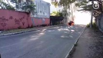 Carro pega fogo em Jardim Limoeiro, na Serra