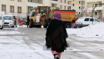 İşçiler önce temizledi sonra kartopu oynadı
