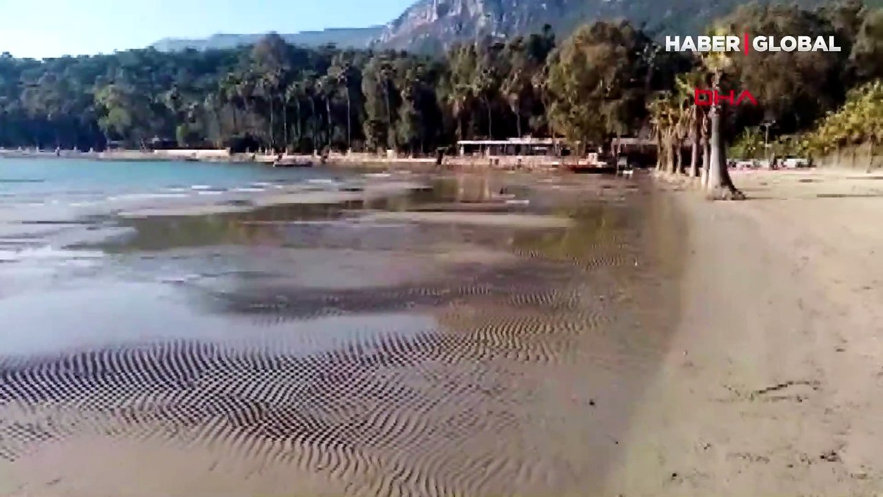 Akyaka'da deniz suyu çekildi