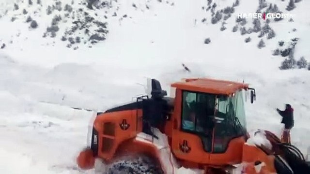 Çığ nedeniyle kapanan Van-Çatak kara yolu 3 saatte açıldı