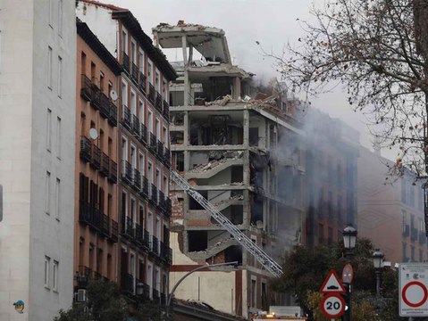 Explosión en el centro de Madrid: varias plantas de un edificio saltan por los aires