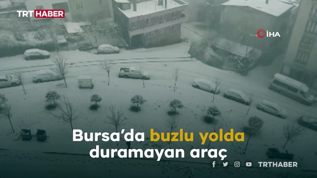 Buz tutan yokuşta duramayan sürücü evin bahçesine uçtu