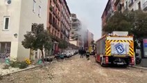 Bomberos intervienen tras la fuerte explosión en la calle Toledo de Madrid