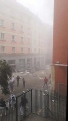 Un vecino graba como los trabajadores de una residencia abandonan el edificio cercano a la explosión de Calle Toledo