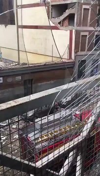 La explosión ha provocado grandes daños en la calle y en los edificios aledaños