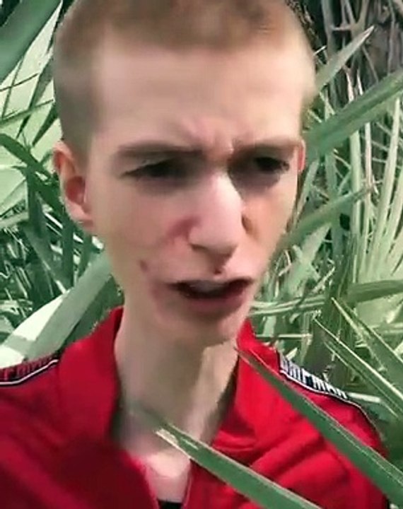 L'homme au cou le plus large rencontre celui au cou le plus long