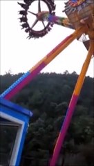 Il perd quelque chose de très important sur ce manège... oups