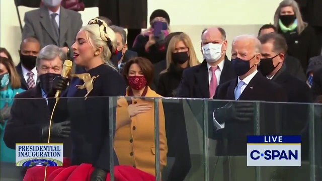 Regardez Lady Gaga qui chante l’hymne national américain avant les prestations de serment de Kamala Harris et Joe Biden