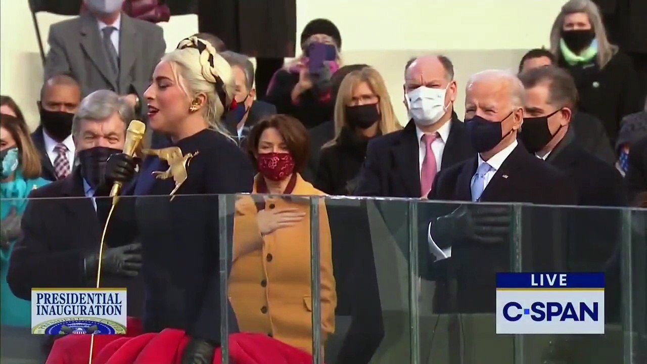 Regardez Lady Gaga qui  chante l’hymne national américain avant les prestations de serment de Kamala Harris et Joe Biden