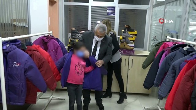 Yetim ve öksüz çocuklar üşümesin diye mont ve bot yardımı yapıldı