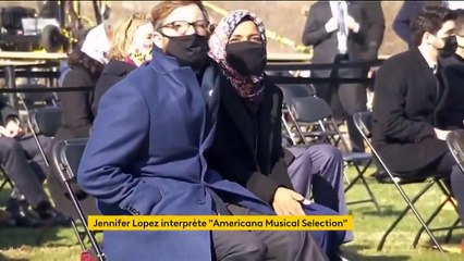 La chanteuse Jennifer Lopez chante à son tour pendant la cérémonie qui fait de Joe Biden le 46e Président des Etats-Unis