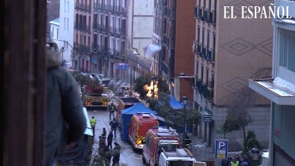 Vista del fuego que aún queda después de la explosión del edificio de calle Toledo de Madrid