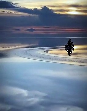 Ils font de la moto sur le lac salé Salar de Uyuni en Bolivie... magnifique
