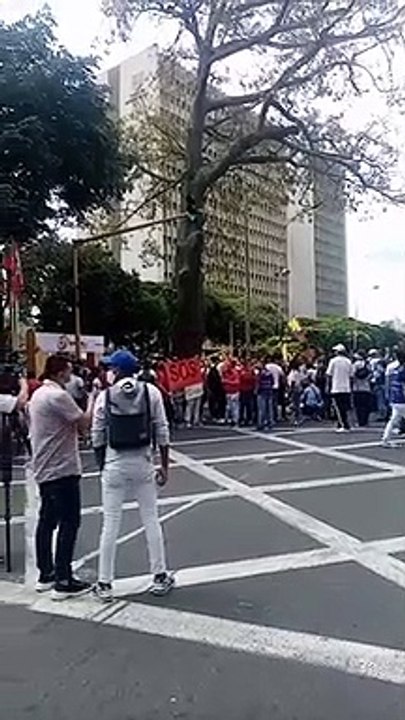 Plantón en rechazo a los toque de queda