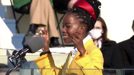 La joven poeta Amanda Gorman recita unos versos en la toma de posesión de Biden
