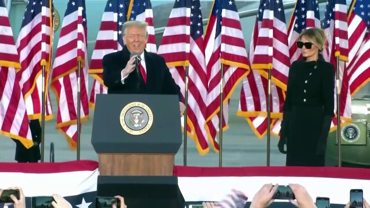 Trump llega a Florida, cobijado por sus seguidores
