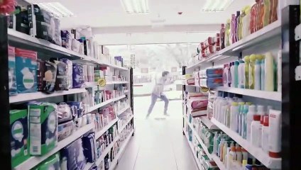 Viendo Como Chica Comprando Prueba de Embarazo