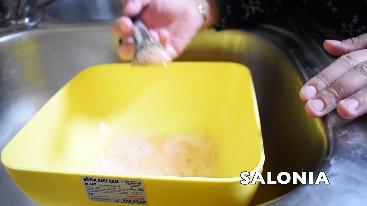 HOW TO CLEAN MAKEUP BRUSHES! | Salonia