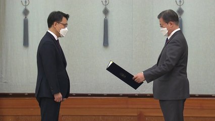 문 대통령, 김진욱 공수처장에 임명장...오늘 임기 시작 / YTN