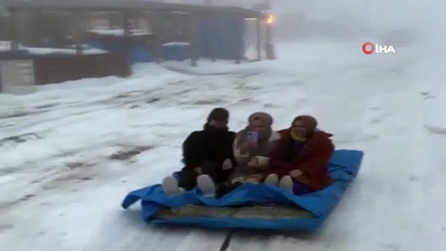 Tahta arabalarını iple kamyonete bağlayan 2 kafadar karın keyfini böyle yaşadı