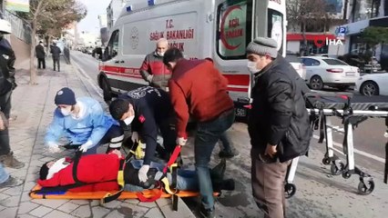 Yolun karşısına geçmek isteyen kadına motosiklet böyle çarptı: 2 yaralı