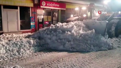 Ağrı'da kar temizleme çalışmaları gece boyu devam etti